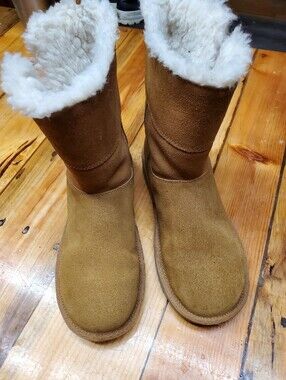 Koolaburra by UGG Aribel Short Boot Chestnut Suede Sherpa Lined Side Zip Women's
